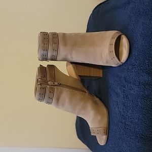 New Direction 7.5 taupe open toed boots